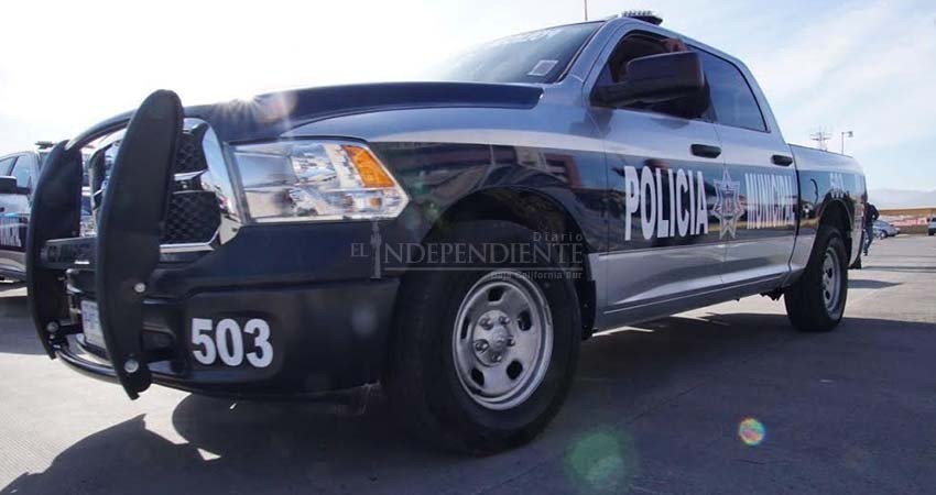 Tras las rejas por mostrar sus partes nobles a dos damas