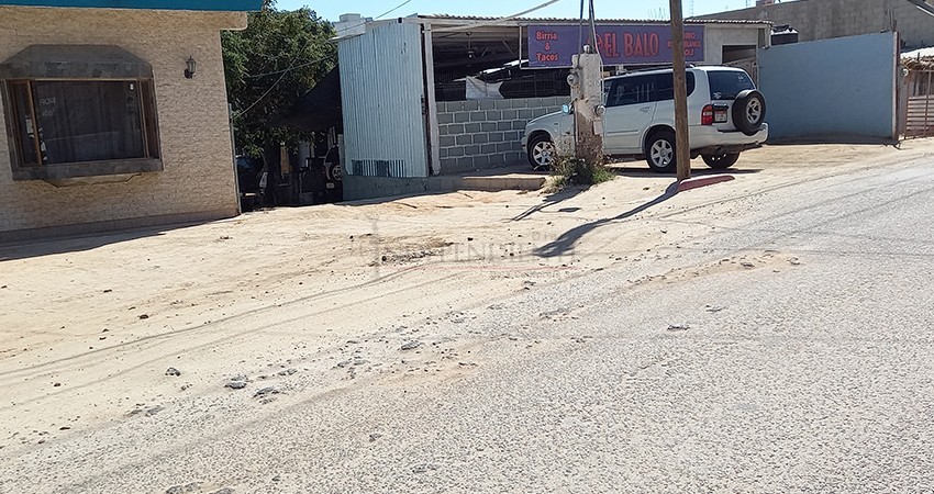 No es asfalto, es tierra y escombro: así se arreglan los baches en CSL No es asfalto, es tierra y escombro: así se arreglan los baches en CSL