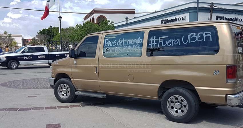 Continúan los acosos de parte de inspectores de transporte contra choferes de Uber