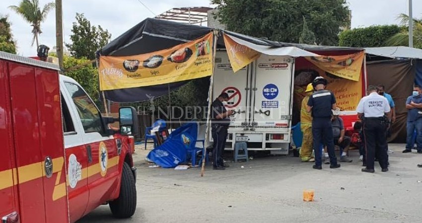 Camión se impacta contra puesto de tianguis en CSL Camión se impacta contra puesto de tianguis en CSL
