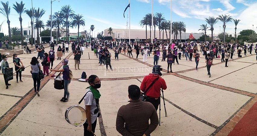 Plantón feminista frente al Gobierno del Estado, piden que autoridades rompan el pacto