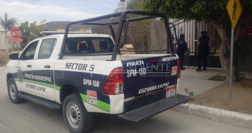 Policía auxilia a una mujer que huía de su pareja tras ser agredida