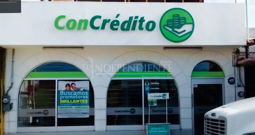 Agentes auxilian a mujer que era retenida a la fuerza en el negocio “Concredito” Agentes auxilian a mujer que era retenida a la fuerza en el negocio “Concredito”