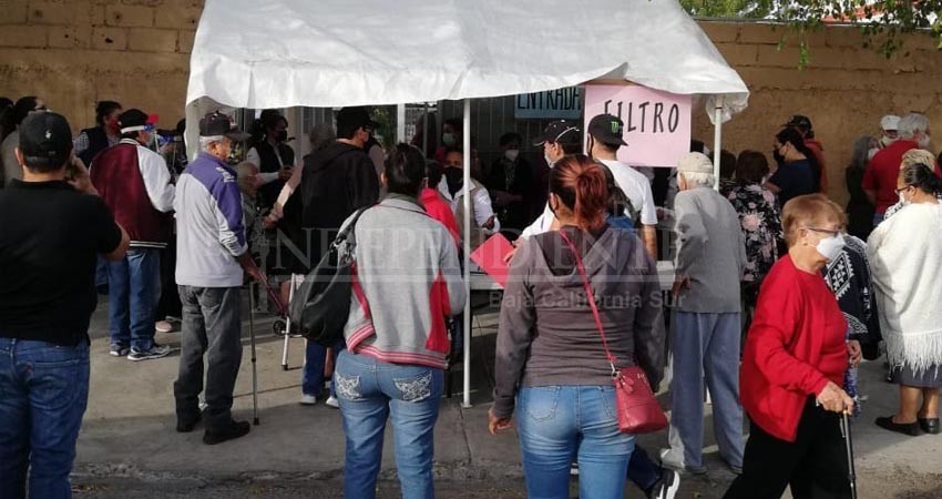 Aglomeraciones en el inicio de vacunación en la zona urbana en La Paz