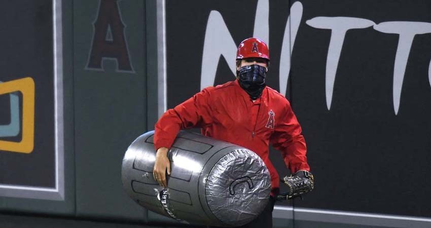 Arrojan botes de basura a los jugadores de Astros en estadio de Angels Arrojan botes de basura a los jugadores de Astros en estadio de Angels