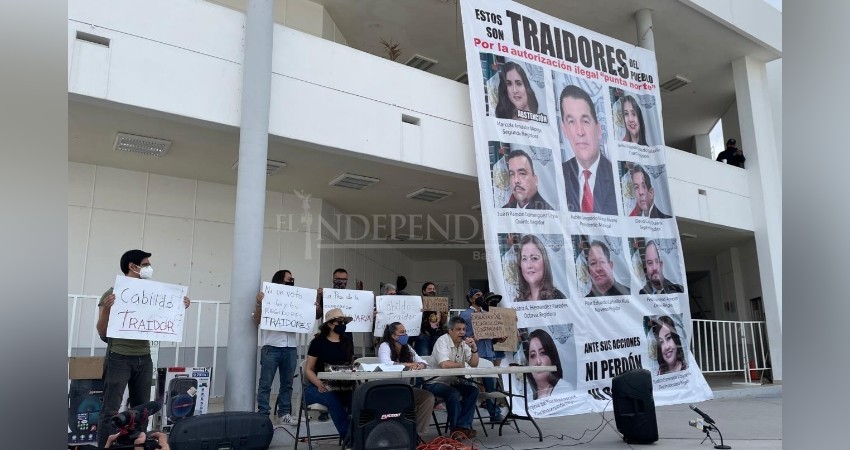Frente Ciudadano clausura simbólicamente el Ayuntamiento de La Paz por no respetar el PDU Frente Ciudadano clausura simbólicamente el Ayuntamiento de La Paz por no respetar el PDU
