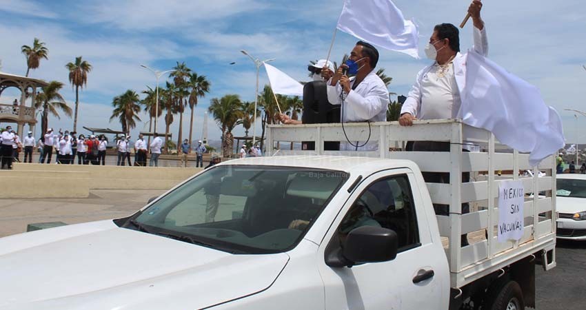 Médicos desfilan por vacunación para colegas del sector privado