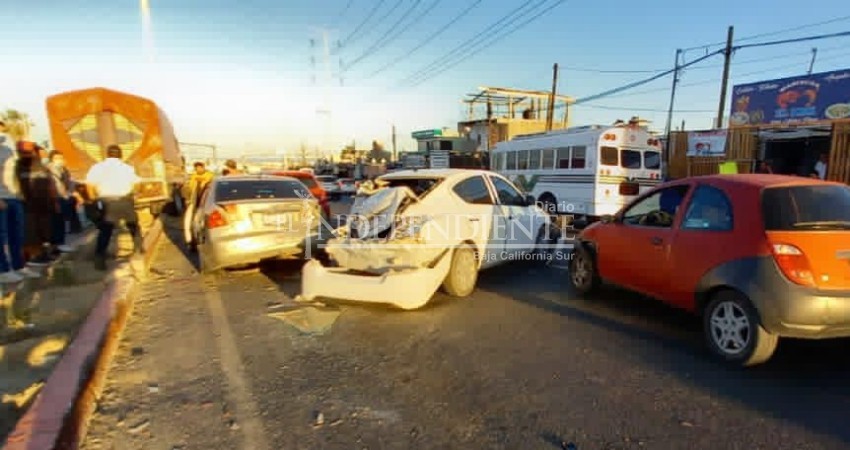Torton se queda sin frenos y se impacta contra varios autos en CSL Torton se queda sin frenos y se impacta contra varios autos en CSL