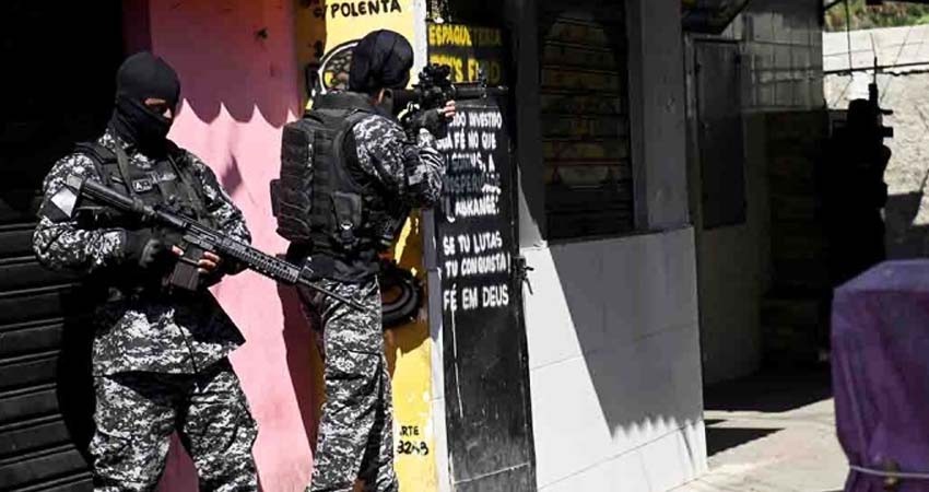 Balacera entre policías y narcos deja 25 muertos en Río de Janeiro
