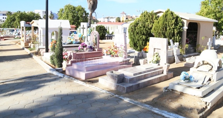 Ciudadanos se quejan del cierre de panteones y la permisividad del gobierno en las campañas Ciudadanos se quejan del cierre de panteones y la permisividad del gobierno en las campañas