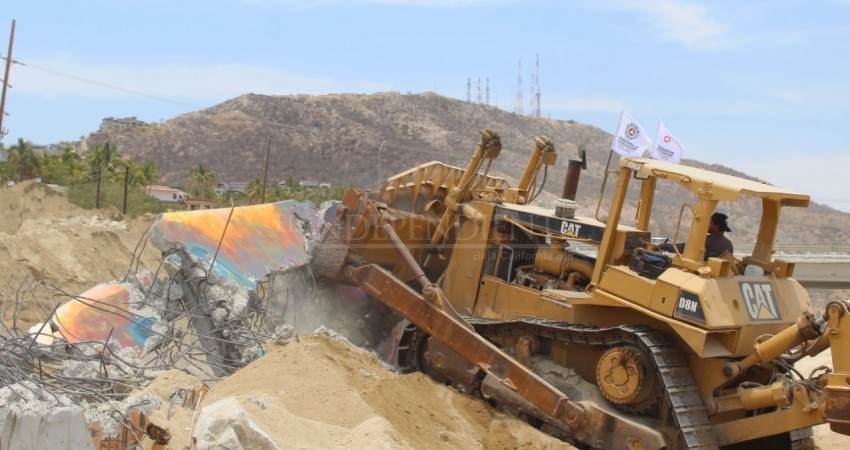 Cae el muro de Costa Azul en SJC