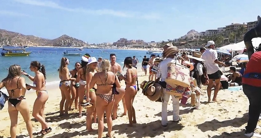 Como si el Covid no existiera: playas y zona turística de Los Cabos abarrotadas Como si el Covid no existiera: playas y zona turística de Los Cabos abarrotadas