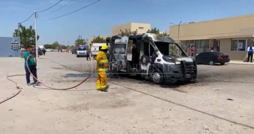 Arde en llamas ambulancia recién entregada previo a iniciar un traslado