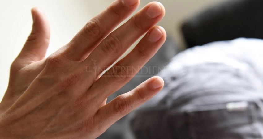 Adolescente huye de casa porque su madre lo golpea