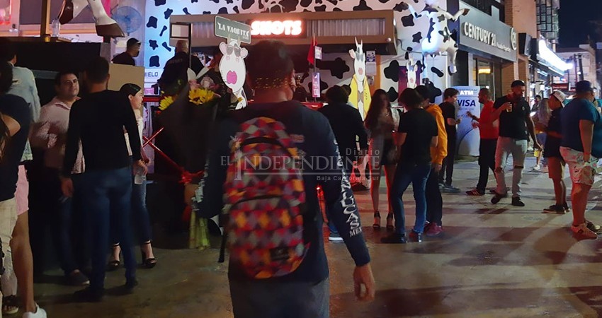 Piden a turistas no aglomerarse afuera de los bares: “si no los dejan pasar no insistan”