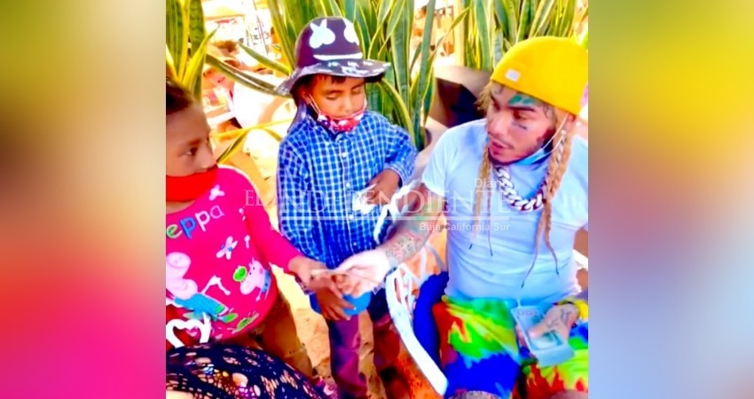 Famoso rapero regala dinero en playa El Médano de CSL Famoso rapero regala dinero en playa El Médano de CSL