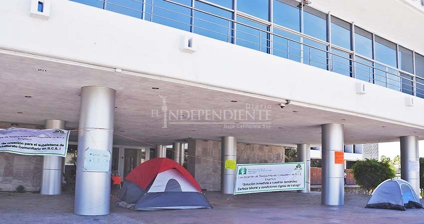 Tras manifestación contratan a 165 docentes de telebachillerato comunitario Tras manifestación contratan a 165 docentes de telebachillerato comunitario