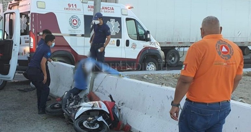 Muere motociclista al estrellarse contra muro del mirador Costa Azul Muere motociclista al estrellarse contra muro del mirador Costa Azul