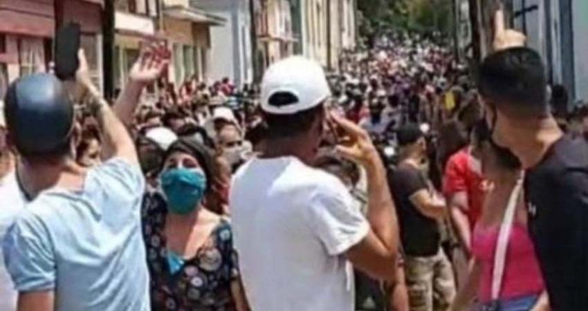 'Abajo la dictadura', claman miles en Cuba en sorpresiva protesta
