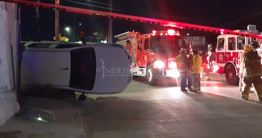 Familia queda atrapada en un accidente tipo volcadura en SJC