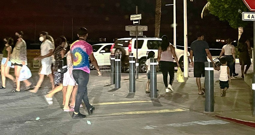 Malecón La Paz continúa siendo centro de fiestas y diversiones a pesar de pandemia Malecón La Paz continúa siendo centro de fiestas y diversiones a pesar de pandemia