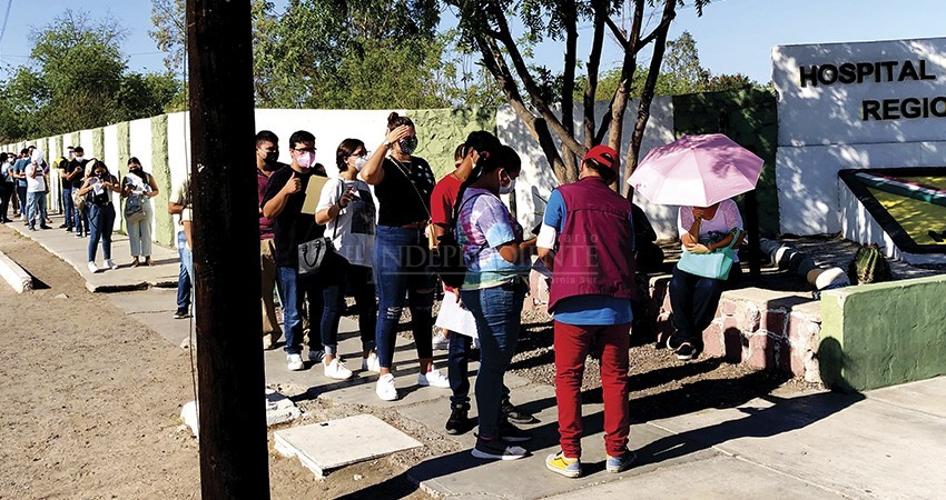 Gran asistencia de jóvenes en campaña de vacunación; provocan caída del sistema y largas filas Gran asistencia de jóvenes en campaña de vacunación; provocan caída del sistema y largas filas