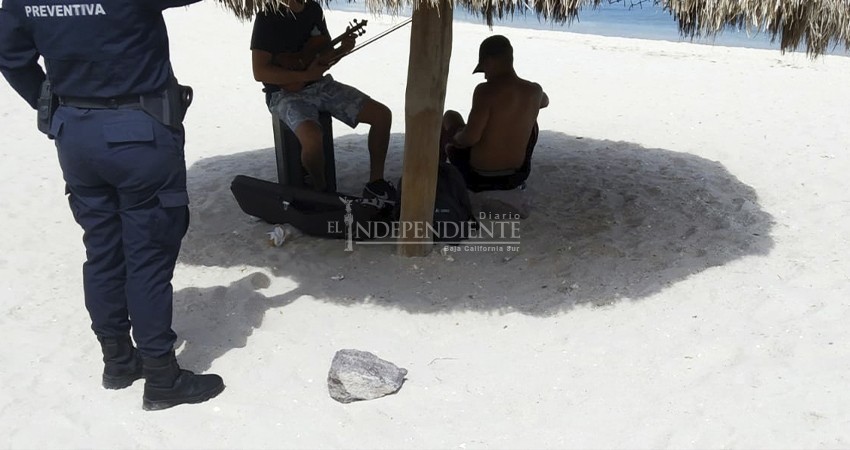 Policía municipal vigila cumplimiento de horario y aforo en playas de La Paz