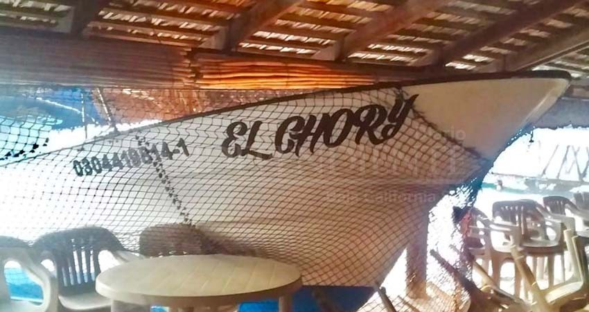 Con todo y embarcación se metió a un restaurante