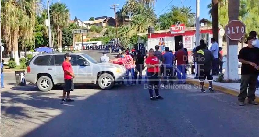 Sindicalizados en Mulegé cierran paso en la Transpeninsular en Santa Rosalía