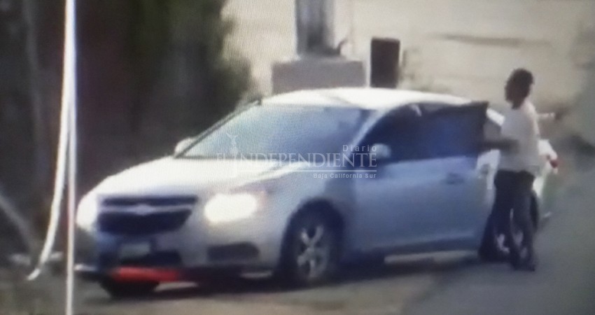 Pareja roba vehículo en la transpeninsular; fue detenida en Los Cabos