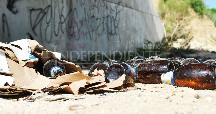 Borrachos y basura: escena que se repite bajo el puente de Santa Anita Borrachos y basura: escena que se repite bajo el puente de Santa Anita