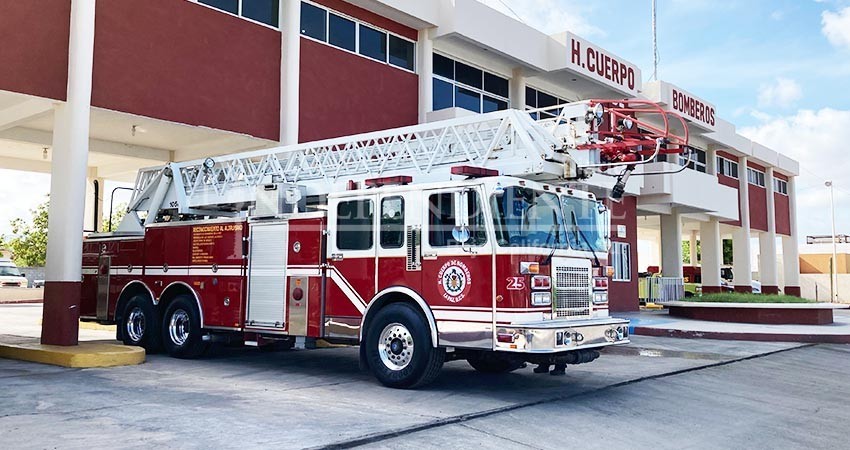 Reciben Bomberos de La Paz un camión tipo escala del Patronato Reciben Bomberos de La Paz un camión tipo escala del Patronato