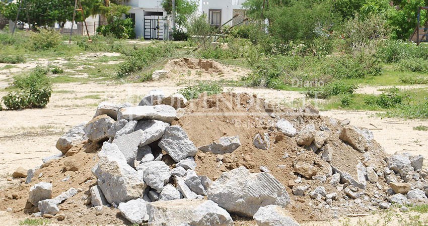 Burlan multas y arrojan escombros hasta en áreas verdes