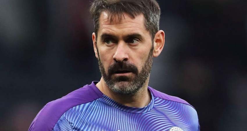 Manchester City utilizaría a portero olvidado de 36 años tras prohibición de FIFA Manchester City utilizaría a portero olvidado de 36 años tras prohibición de FIFA