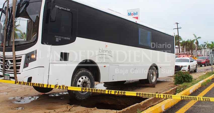 Olaf provoca socavón en la Transpeninsular e inundación del IMSS No.6 en SJC