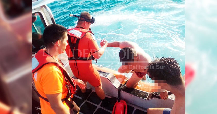 Personal de la armada de México rescató a dos personas en CSL