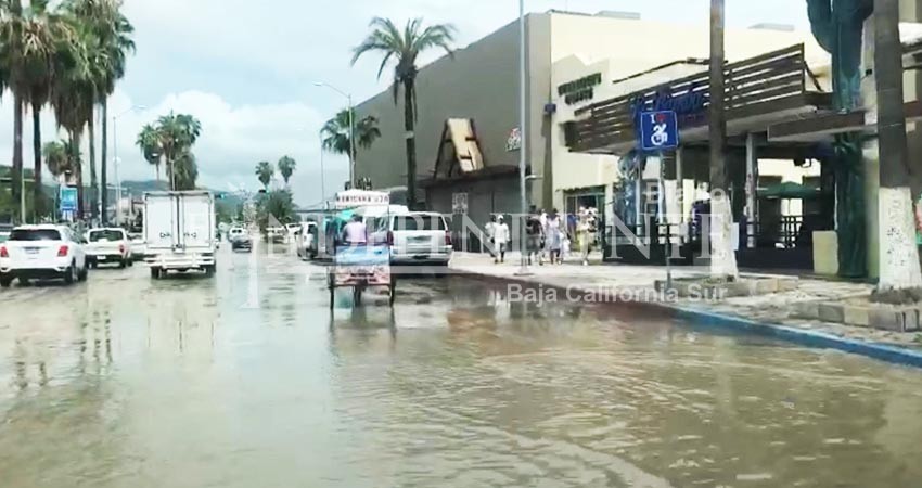 Una vez más, ligeras lluvias colapsan drenaje en centro y Marina de CSL