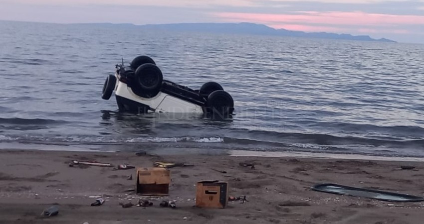 Conductor ebrio vuelca su carro en la playa El Mogote Conductor ebrio vuelca su carro en la playa El Mogote
