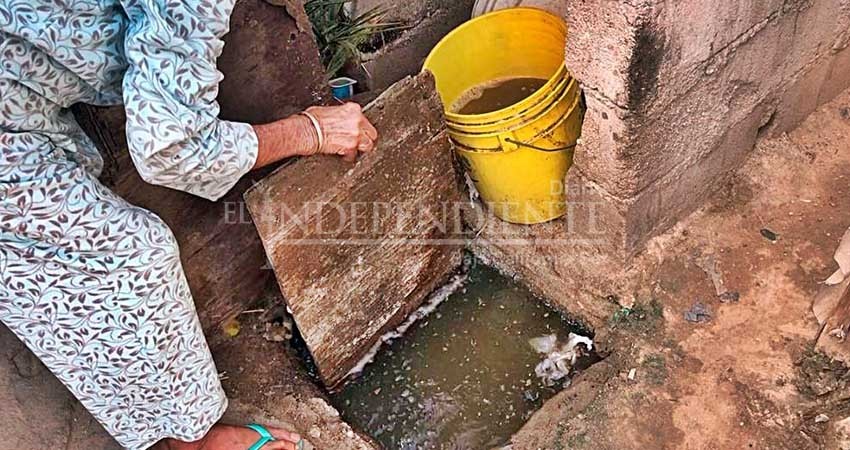 El drenaje se regresa en El Manglito y SAPA sin dar respuesta: vecinos