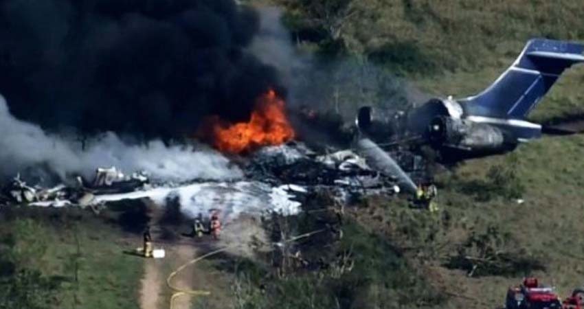 Avión con 21 personas a bordo se estrella en Texas; todas sobreviven