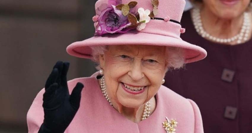 La reina Isabel fue hospitalizada la noche del miércoles, ya está de vuelta en Windsor