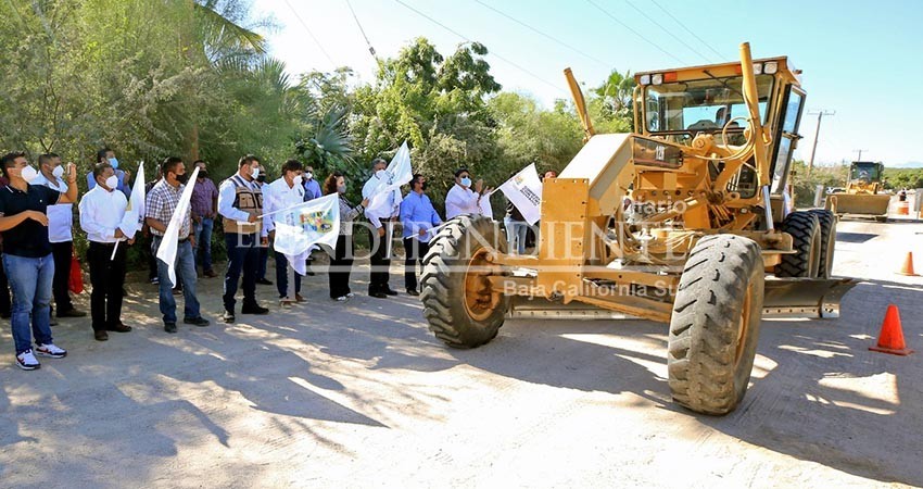 Inaugura Oscar Leggs obras de bacheo y reencarpetado en La Ribera y Miraflores