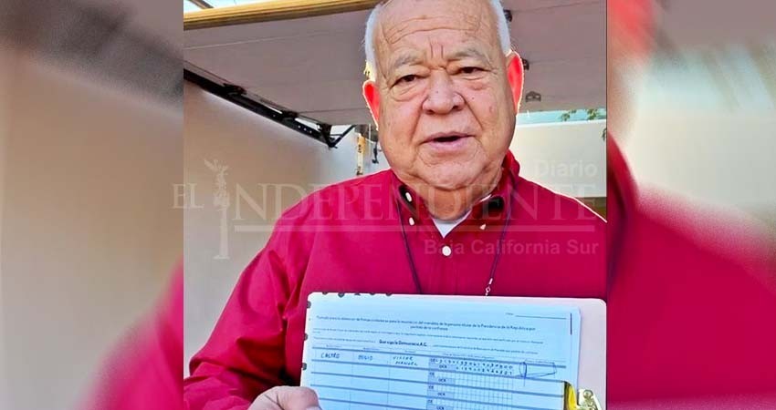 Firma Castro Cosío en apoyo a la revocación de mandato “para que AMLO siga siendo nuestro presidente”