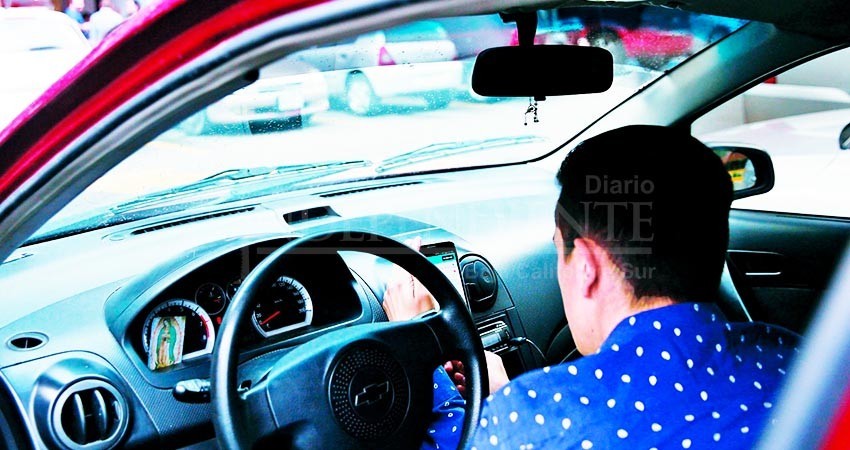 Pasajero despoja de dinero  y celular a operador de Didi 