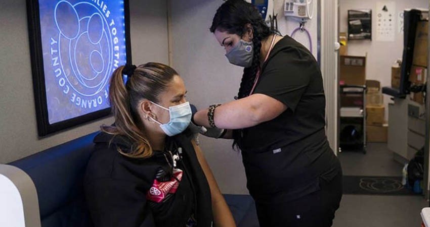 Grecia ya aplica tercera vacuna covid a mayores de 18 años