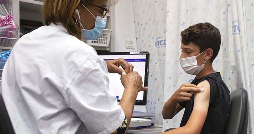 Israel decidirá en privado la aplicación de vacunas covid en niños tras amenazas