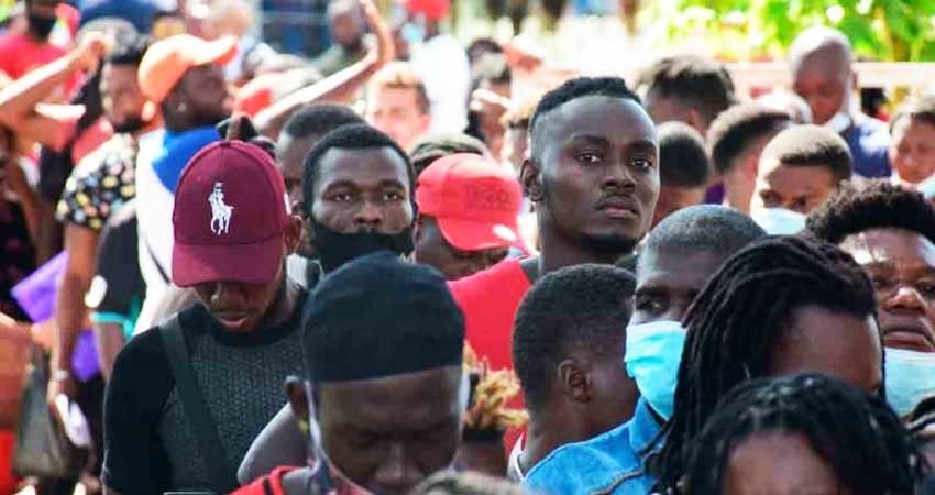 Haitianos bloquean por segundo día la carretera al Aeropuerto de Tapachula