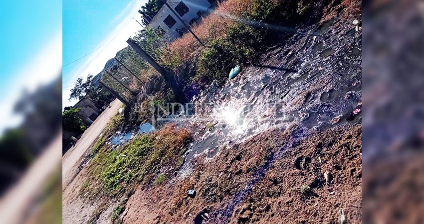 Denuncian fuga de drenaje en colonia Gastelum; reclamar es dañino para su salud