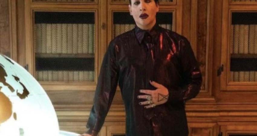 Catean casa de Marilyn Manson tras ser acusado de encerrar parejas en cámara de tortura