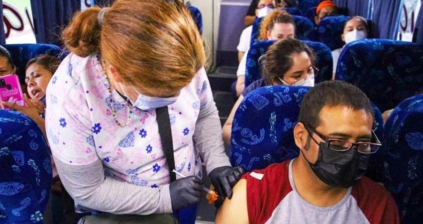 Aplican refuerzo de vacuna contra covid-19 a maestros de Tamaulipas